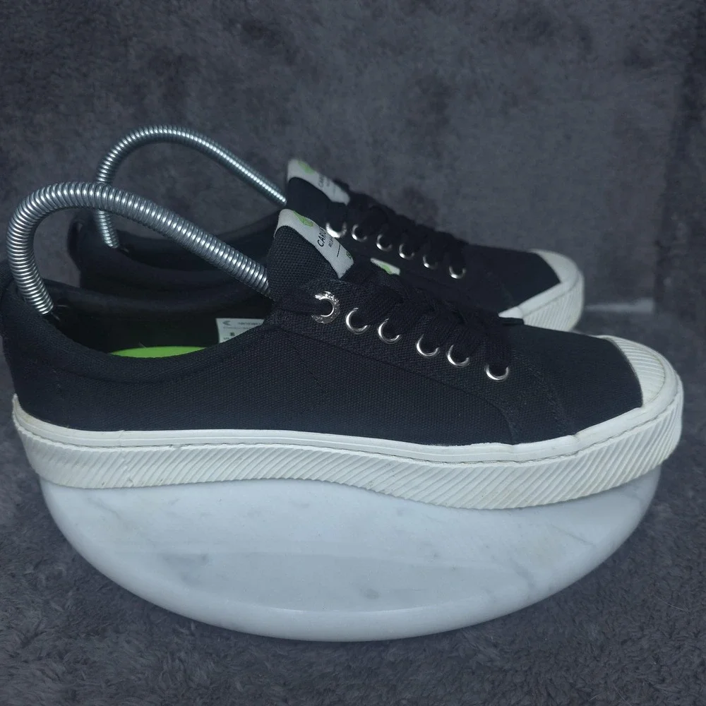 Cariuma Shoes Mens Size 8 Black Low Top Casual Comfort Sneakers 100103B01M